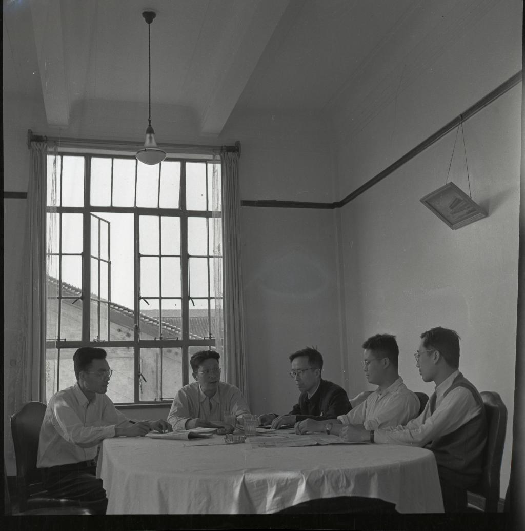 图4 1955年陈大燮、张鸿、宗慎元、程延晋等在研究教学工作 