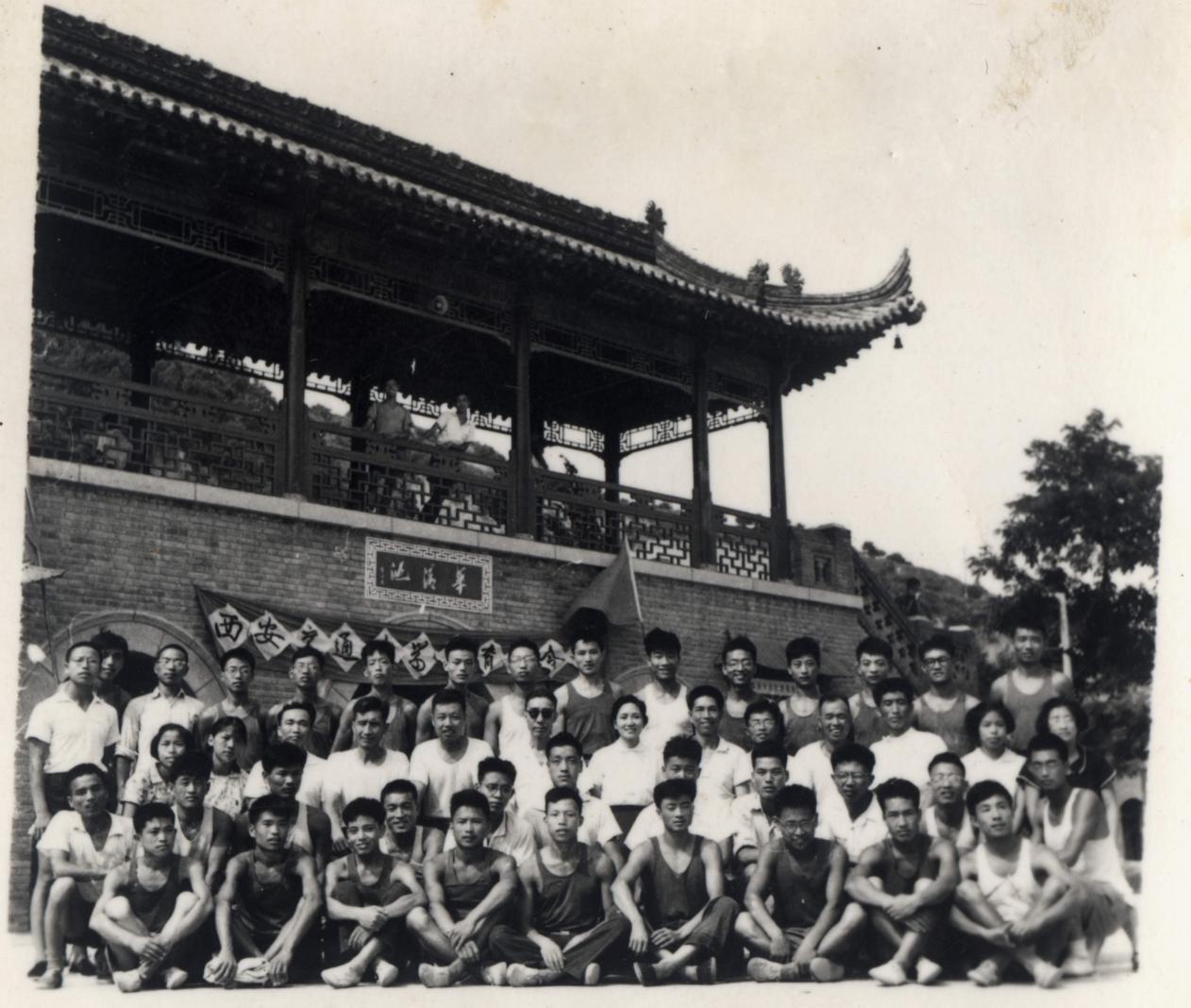 124-6-1965年体育夏令营参观华清池.篮球队与彭校长合影