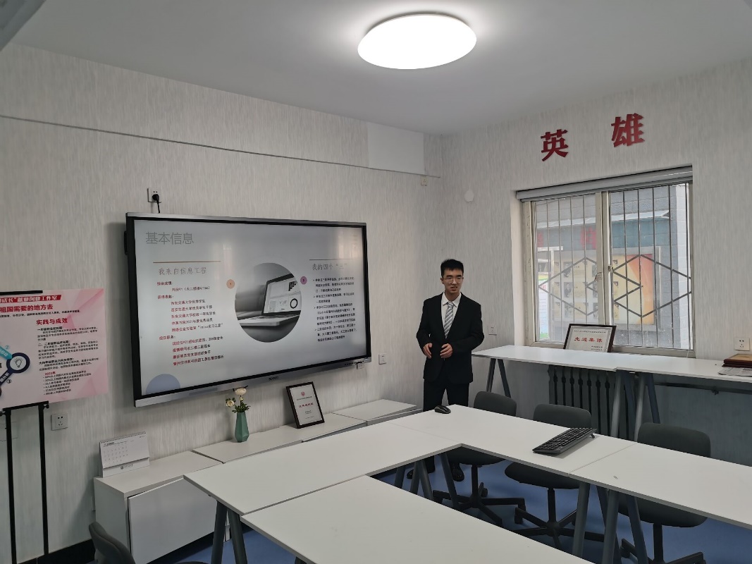 人站在厨房中度可信度描述已自动生成