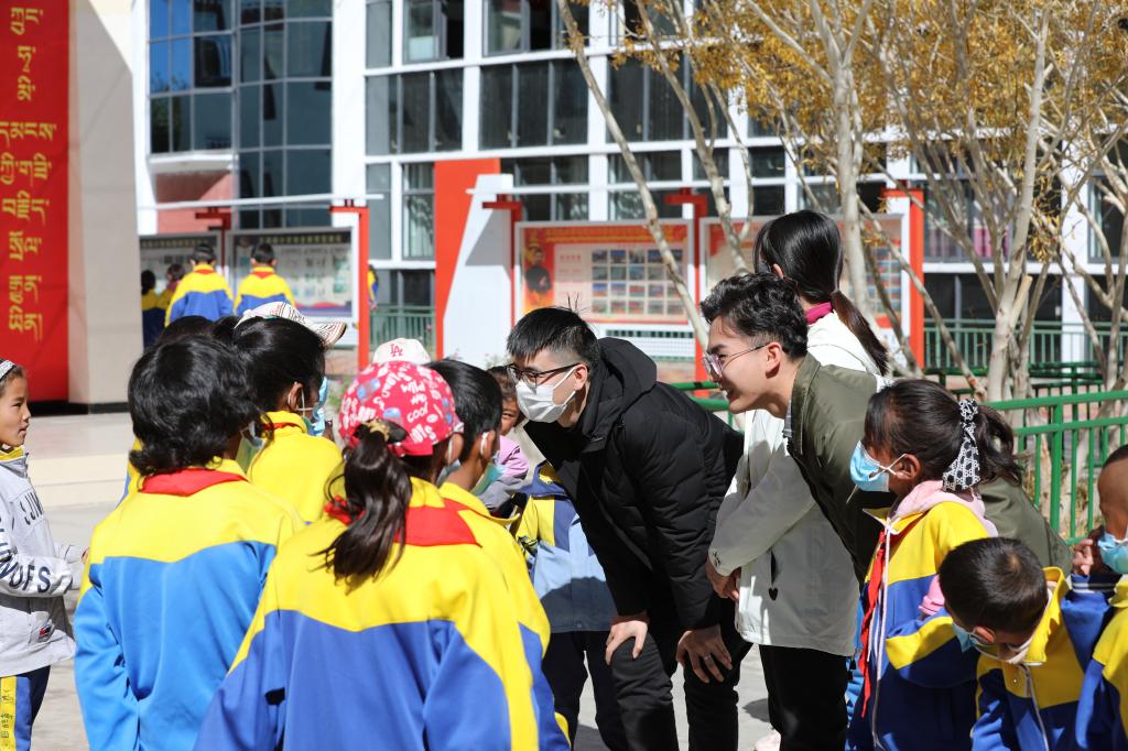 李宇辰与孔繁森小学的藏族学生亲切交流