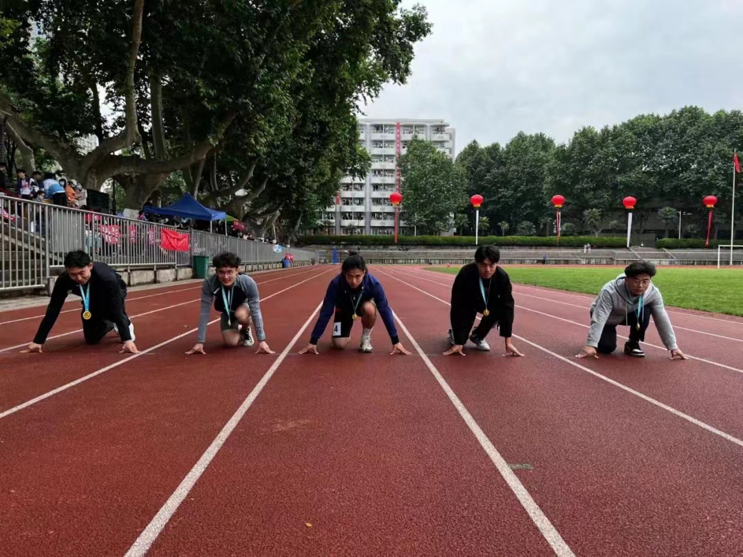 雷竞技RAYBET红胶跑道上的“彭康之光”(图5)