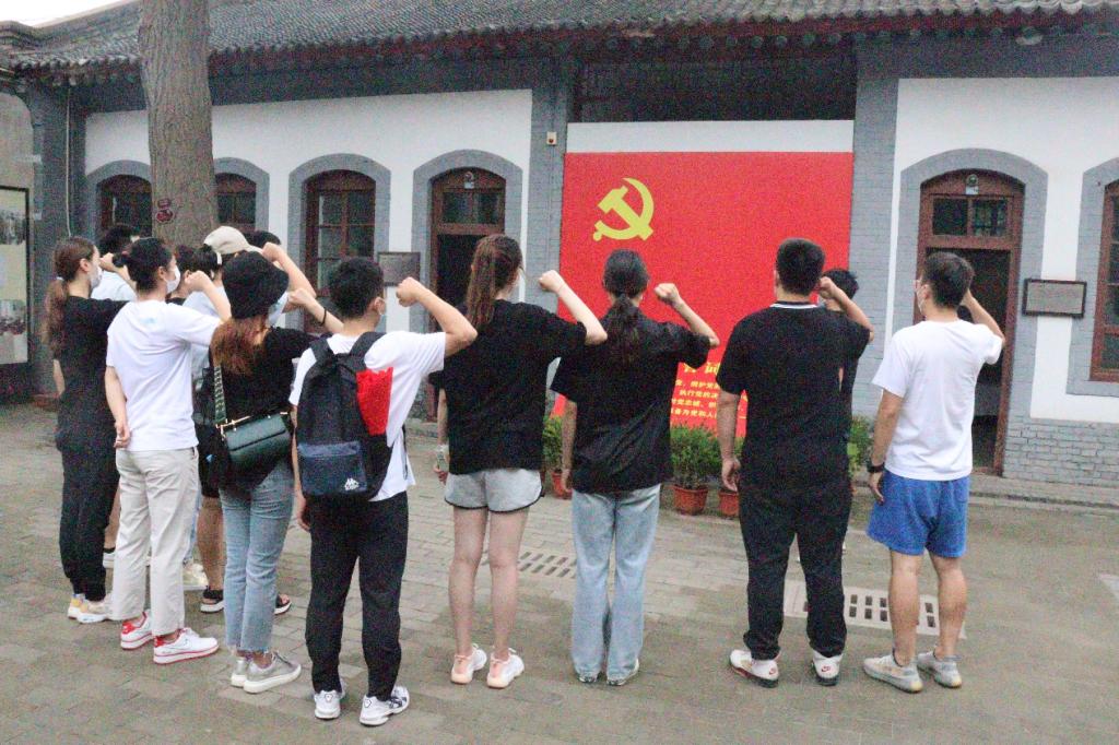 在党支部书记单紫徽带领下,支部党员面向党旗重温入党誓词 在党支部书记单紫徽带领下,支部党员面向党旗重温入党誓词