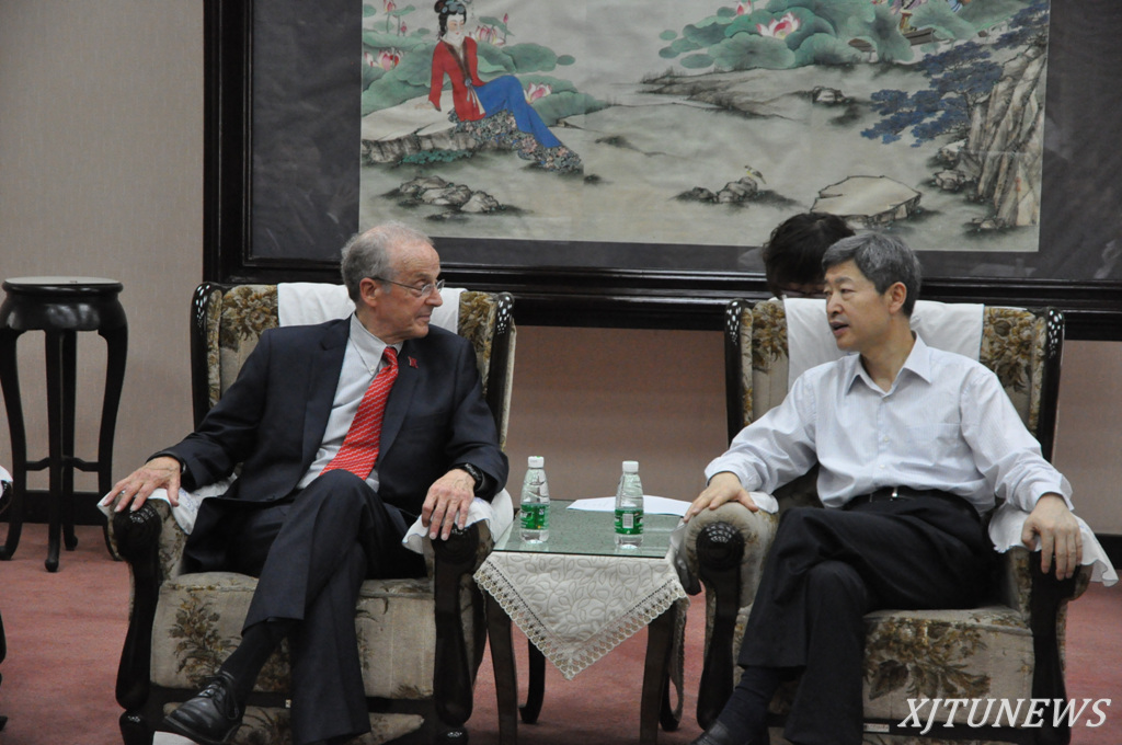 5月23日,美国内布拉斯加林肯大学校长Harvey Perlman率团访问西安交大。校党委书记张迈曾、校长王树国会见客人,并举行会谈。卢天健副校长、校长助理荣命哲、国际处梁莉处长、国际教育学院宋玉霞常务副院长、孔子学院黄平安副院长、美国交流中心副主任Ian Newman参加会见。 美国内布拉斯加林肯大学校长率团访问西安交大 张迈曾书记会见Harvey Perlman校长 张迈曾书记对Harvey Perlman校长一行来访表示欢迎,认为西安交大与内布拉斯加林肯大学在过去的合作和交往中取得了突出成就,希