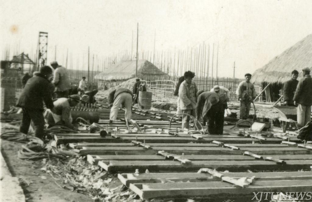 1956年,交通大学西安校园上,正在热火朝天地进行基础建设