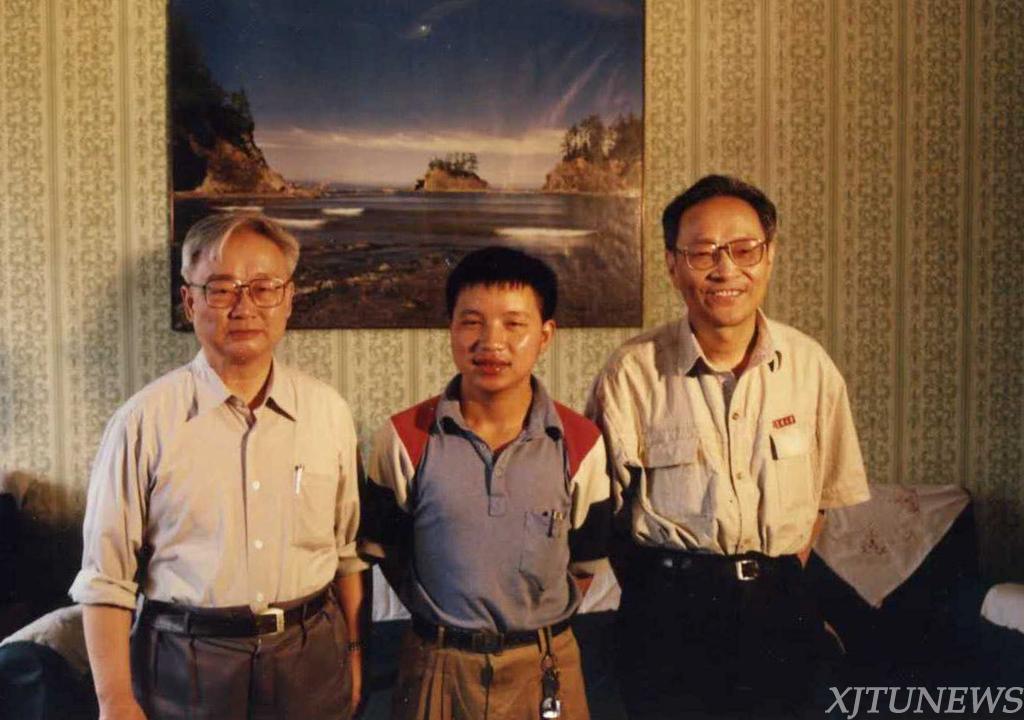 1993年6月15日,回母校探望的傅春刚(图中)与时任西安交大党委书记潘季