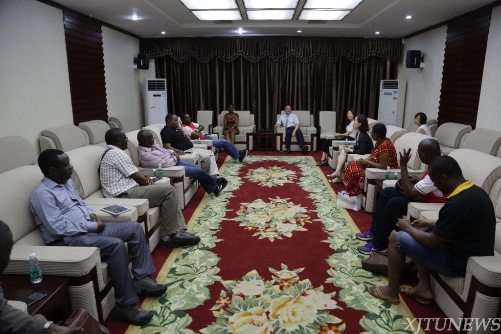 津巴布韦大学代表团访问西安交大 商讨校际实