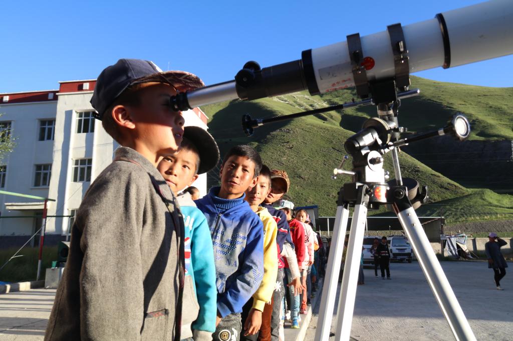 图二:【触摸天空】玉树孩子们在交大志愿者的帮助下观看太阳黑子