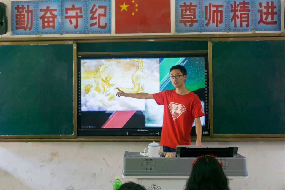 志愿者正在授课