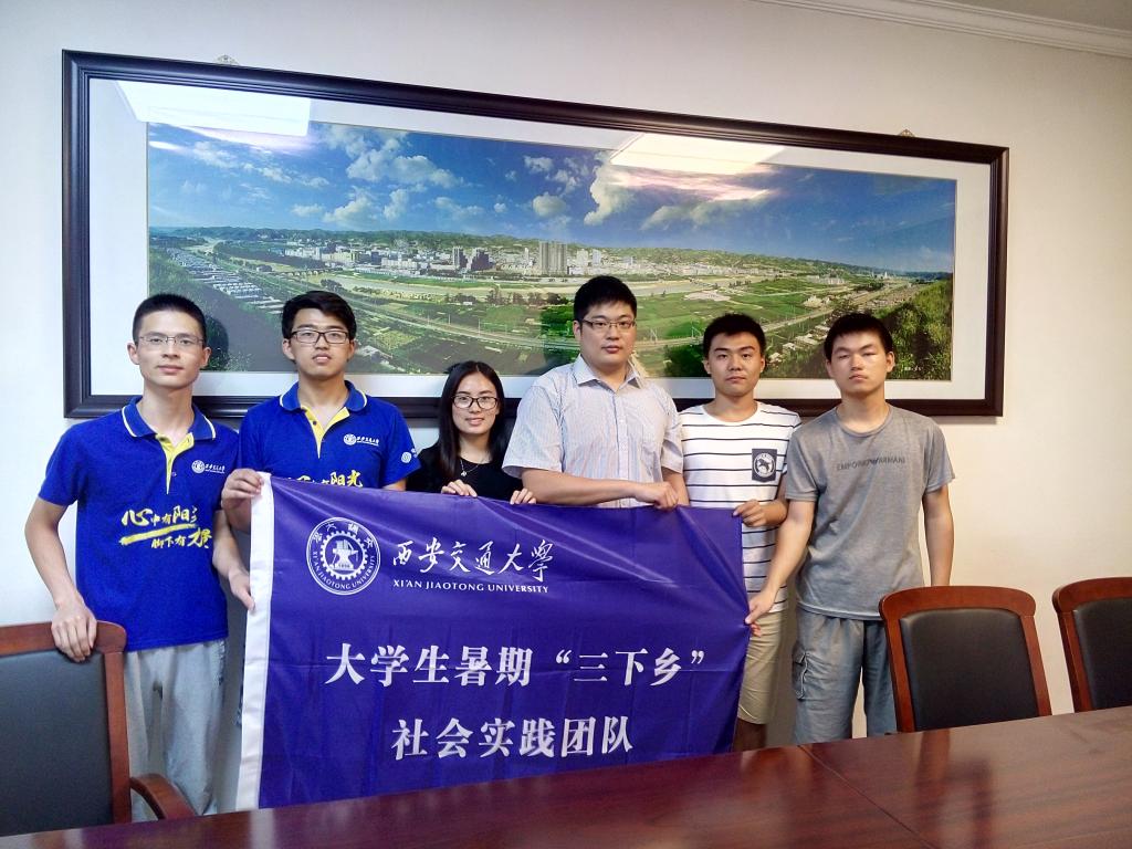 图2 郑学长在会后与队员们合影留念