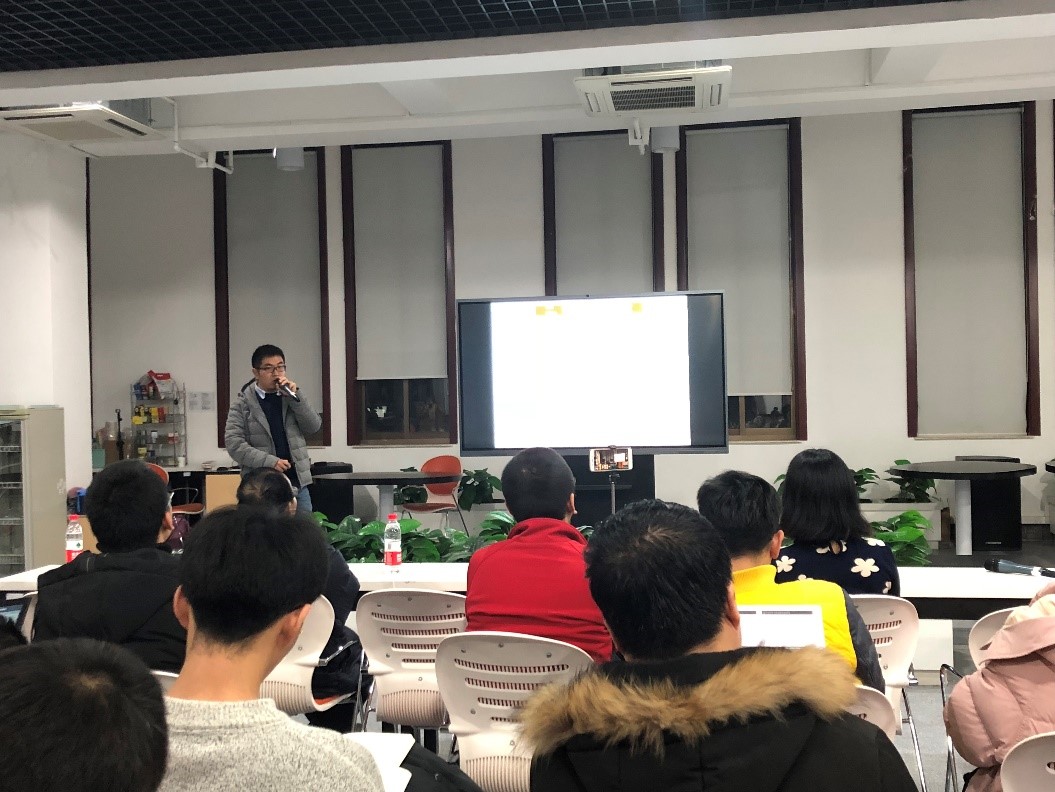 (马克思主义哲学学院青年教师张振在活动中发表演讲)