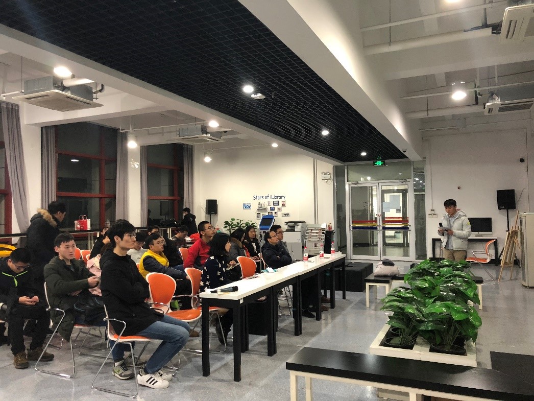 (西安交通大学筑梦社社员陈枫在活动中发表演讲)