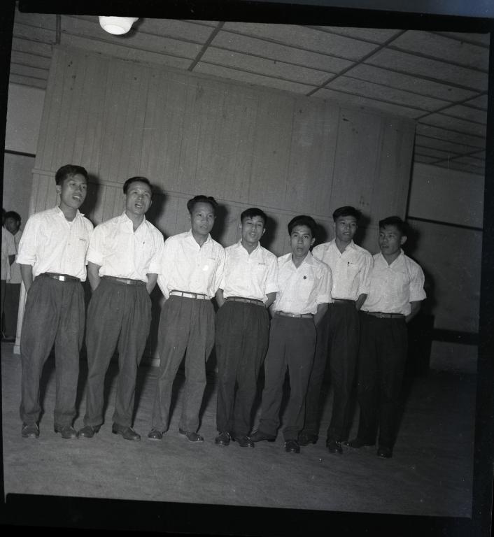1965年10月,在欢迎越南留学生联欢会上大家共同联唱
