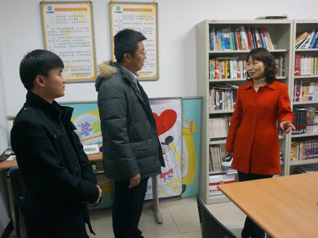 调研团一行参观书院学生公共活动区