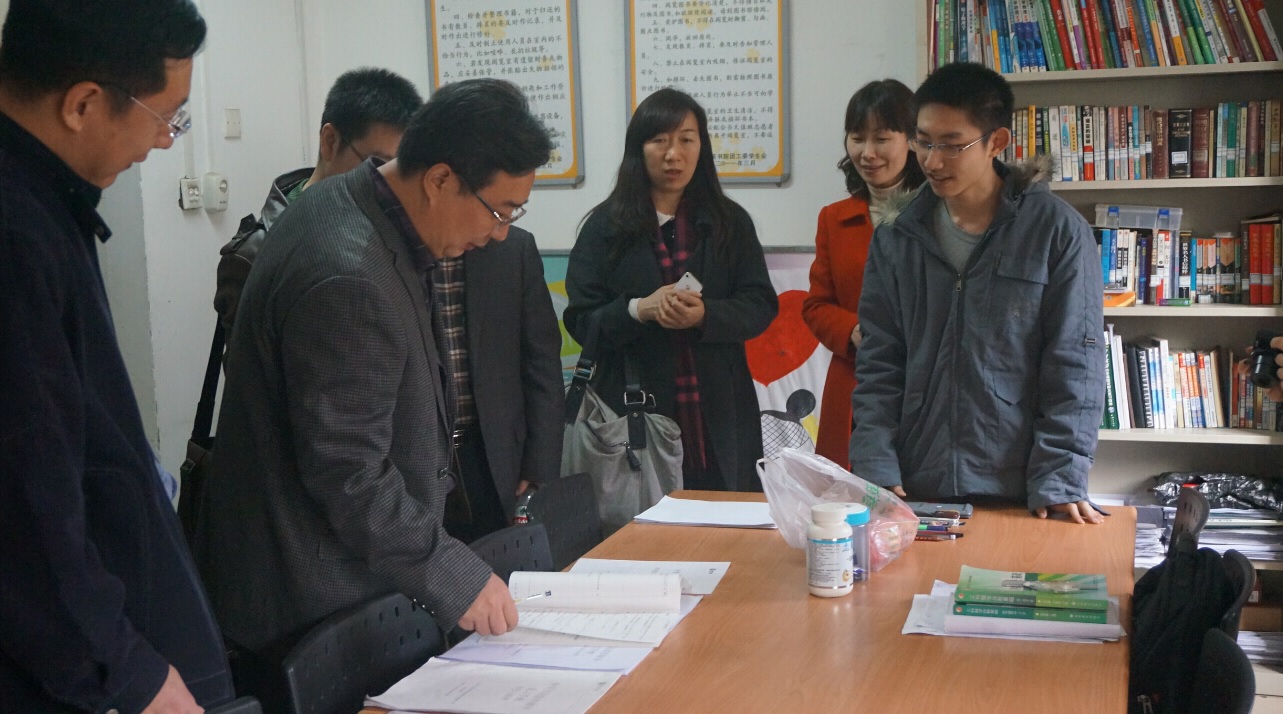 调研团一行参观书院学生公共活动区