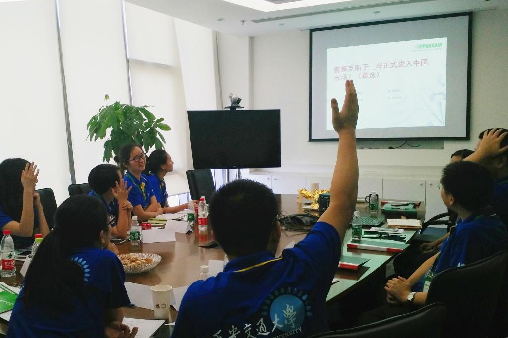 小组知识竞赛现场气氛踊跃