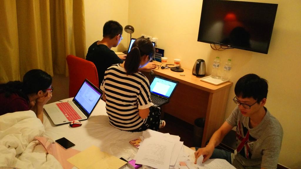 汇报前夜课题小分队在做最后的准备