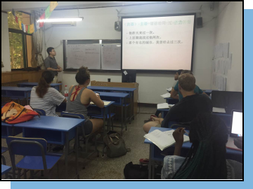 张海川老师和同学们在课堂
