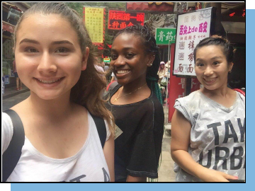 茱莉娅（左一）和姑娘们们在回民街