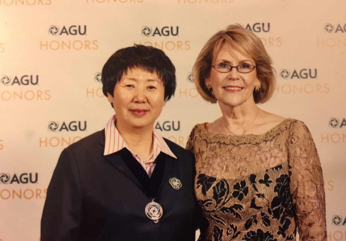 AGU主席Margaret教授与周卫健院士在2016AGU授奖仪式上合影