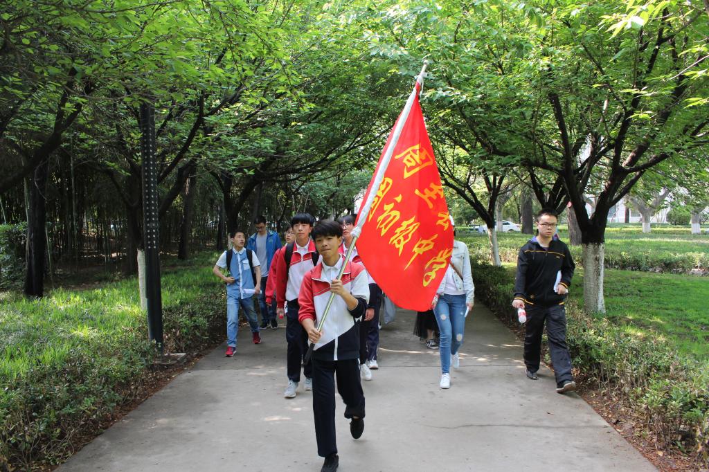 参观校园-樱花东道