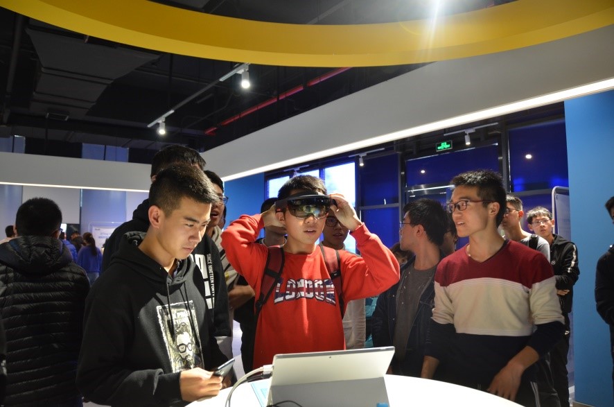 NG体育南洋书院组织学生走进微软公司参观学习(图1)