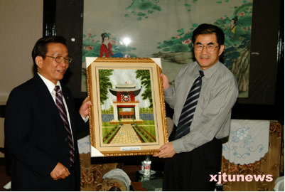 2005年，陈文律大使向母校赠送礼品
