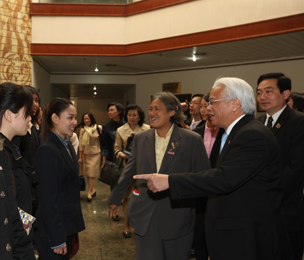 泰国诗琳通公主来校访问看望泰国留学生