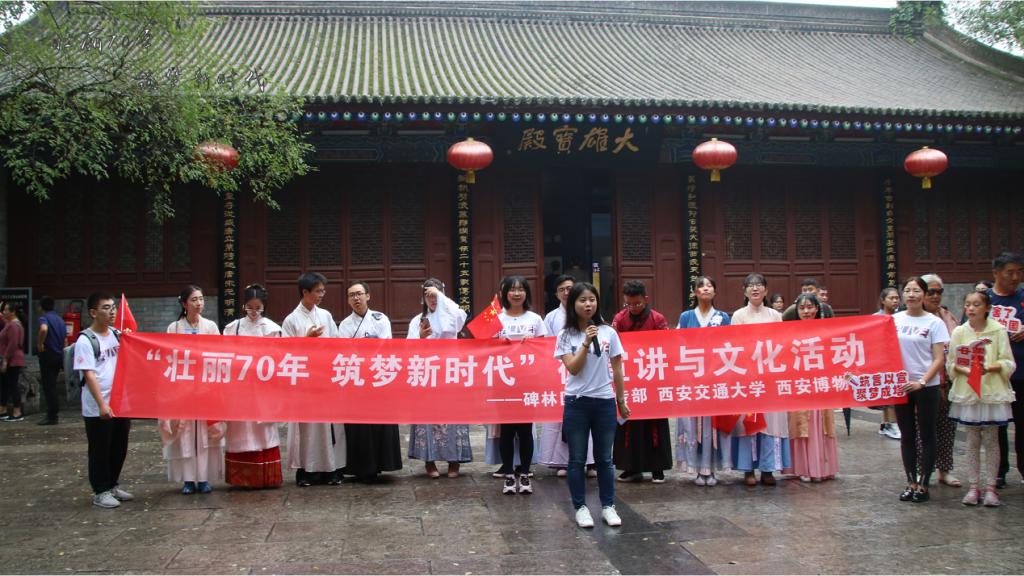 宣讲团成员梁天卓在进行爱国主题宣讲