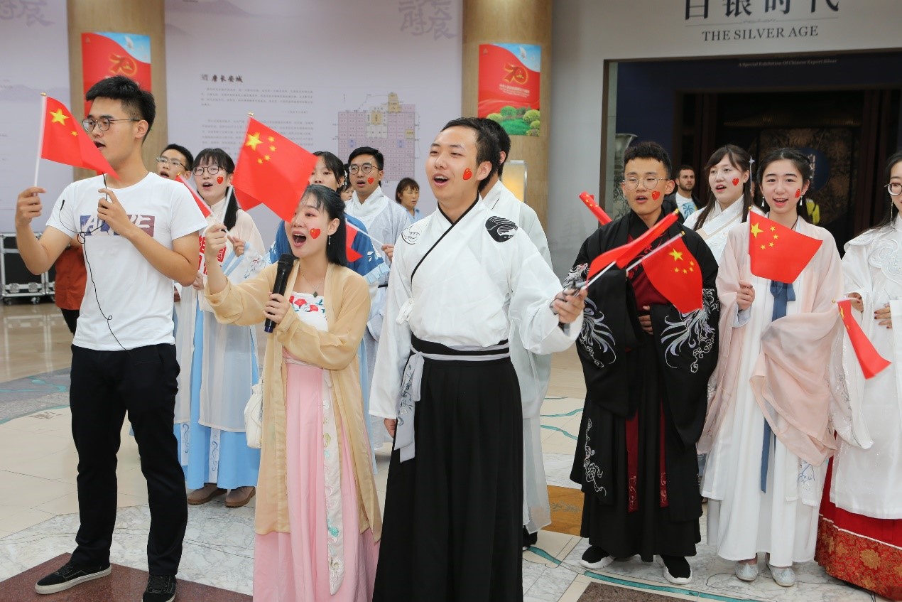 在西安博物院大厅唱响爱国歌曲