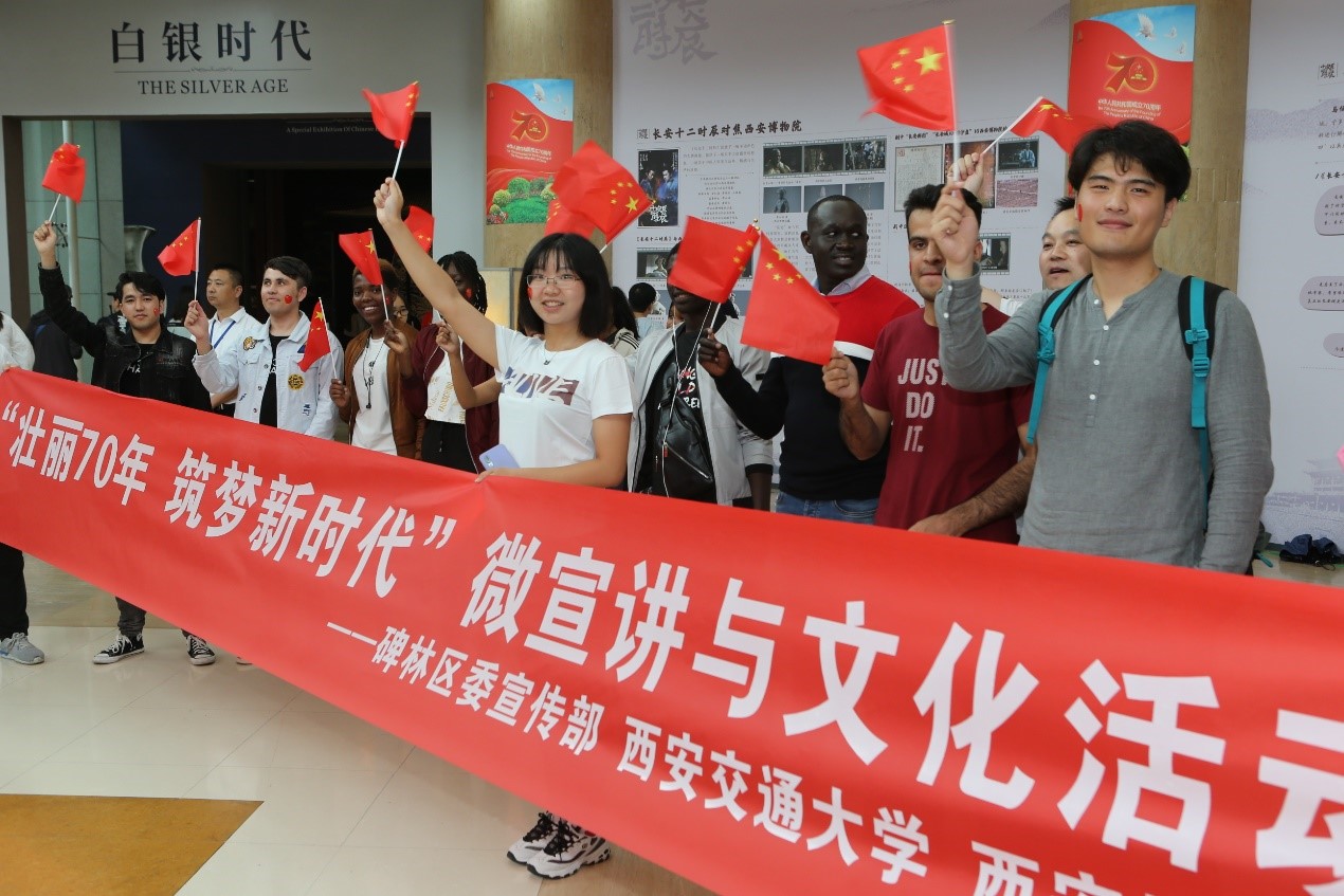 交大留学生与社团成员共唱《我和我的祖国》