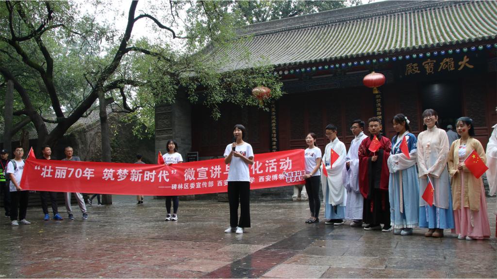 微宣讲团成员纪洁在进行爱国主题宣讲