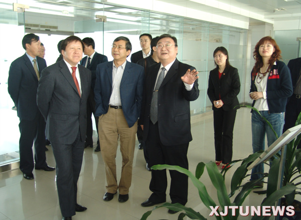 科技部副部长曹健林考察我校科技园