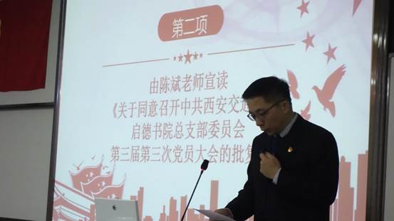 男人站在那里描述已自动生成