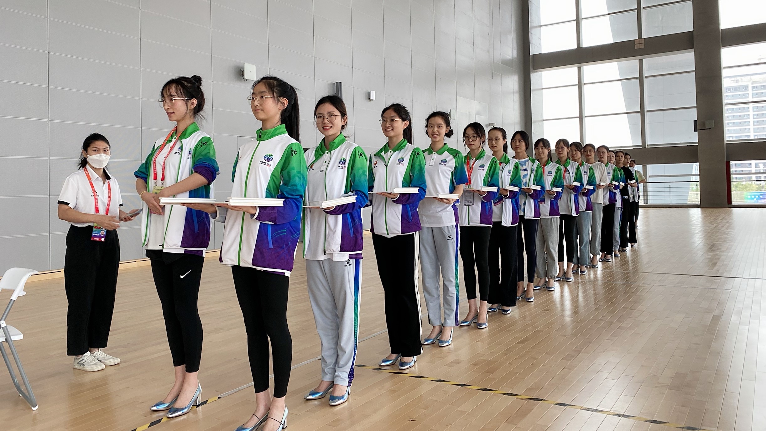 【十四运会中的交大人】颁奖礼仪志愿者队:拼搏筑梦十四运 汗水闪耀