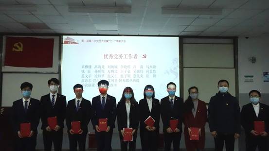 一群人站在室内合影描述已自动生成