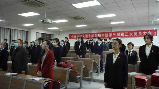 会议室里的人们描述已自动生成
