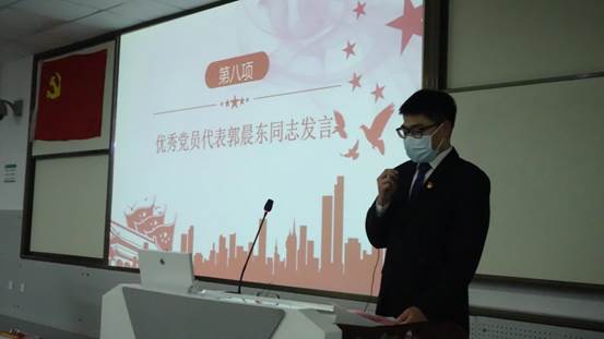 图片包含 人, 男人, 室内, 站描述已自动生成