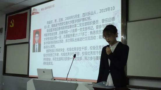 电脑前的男人描述已自动生成