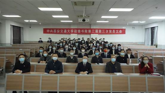 会议室里的人们描述已自动生成