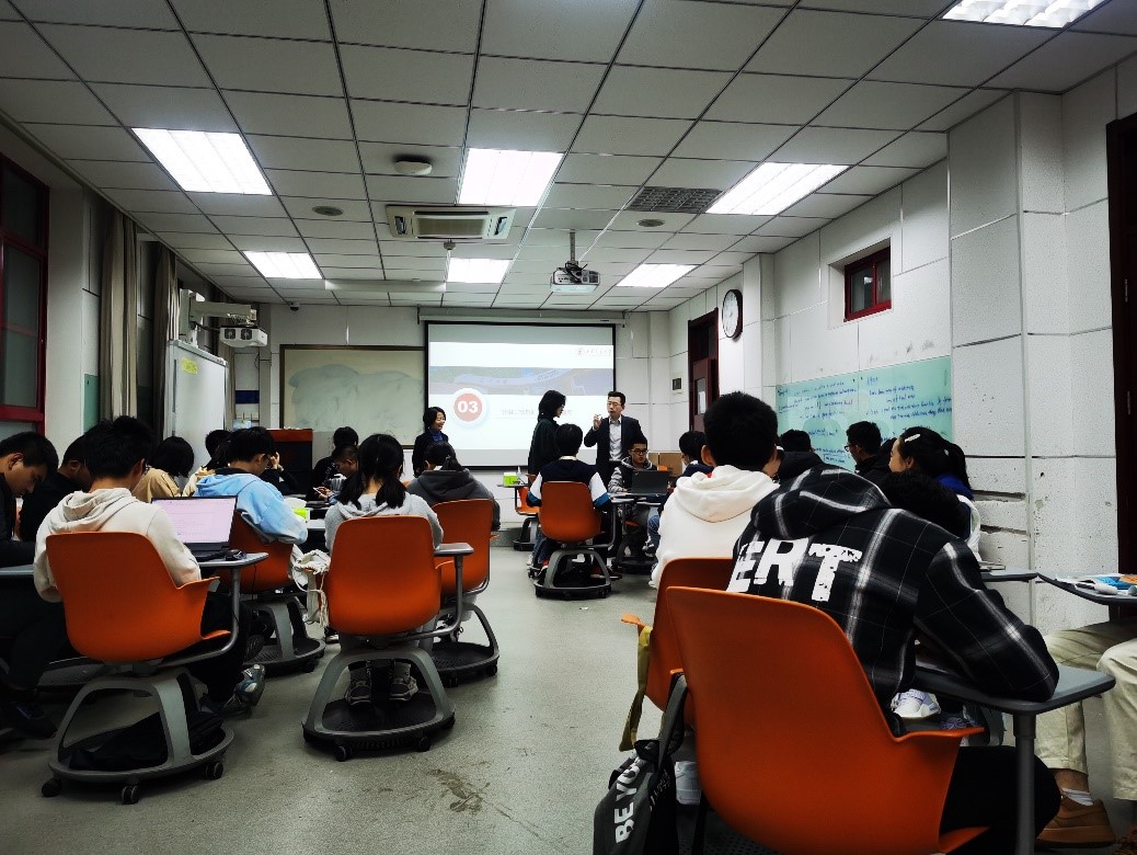 图2 校内教师和校外导师共同指导商业计划书的撰写 图2 校内教师和校外导师共同指导商业计划书的撰写