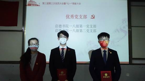 男人们站在一起描述已自动生成