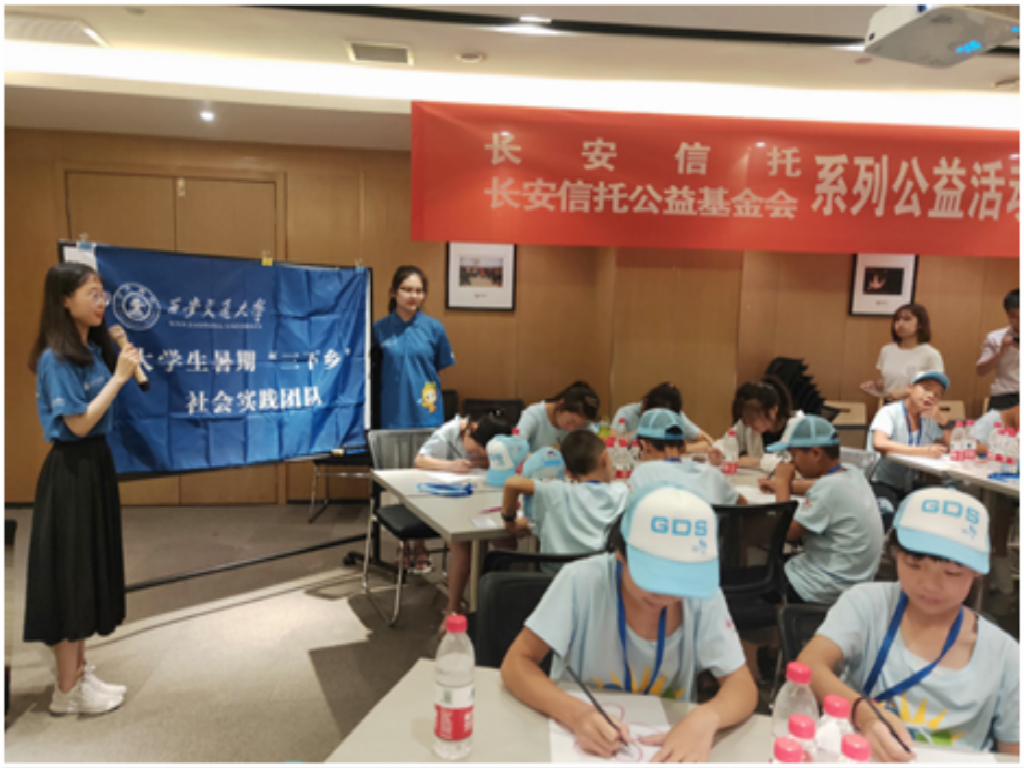 向参加夏令营的孩子们讲解垃圾分类知识
