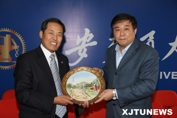 11月5日,大连海事大学党委书记,副校长王昭翮一行22人来我校调研访问.