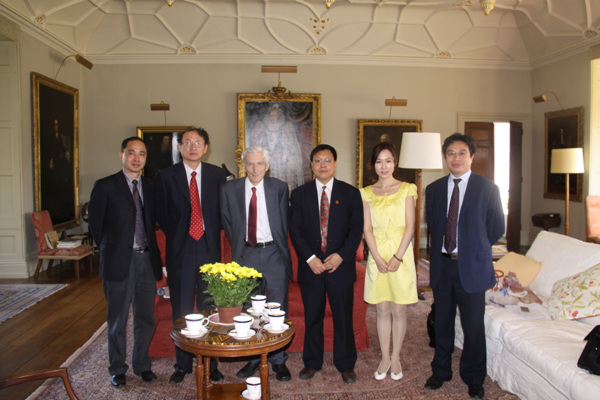 saunders教授與英國皇家學會(royal society,即英國國家科學院)會長